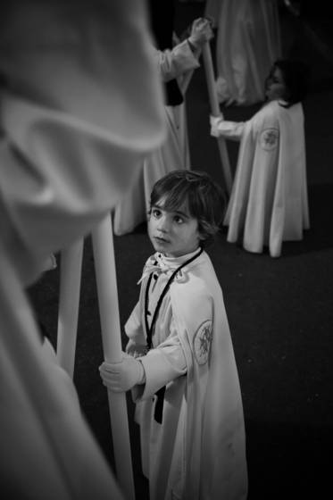 Boy_looking_up