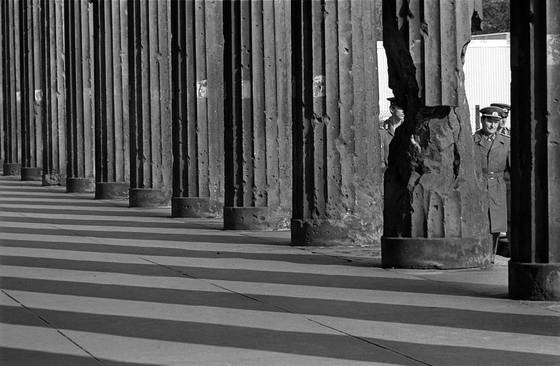 Altes_museum_portico_with_east_german_troops