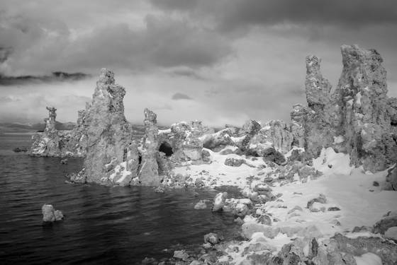 South_tufa_and_fresh_snow