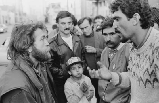 Refugees_discussing