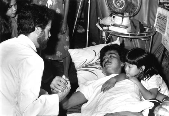 Hunger_striker_praying_with_priest