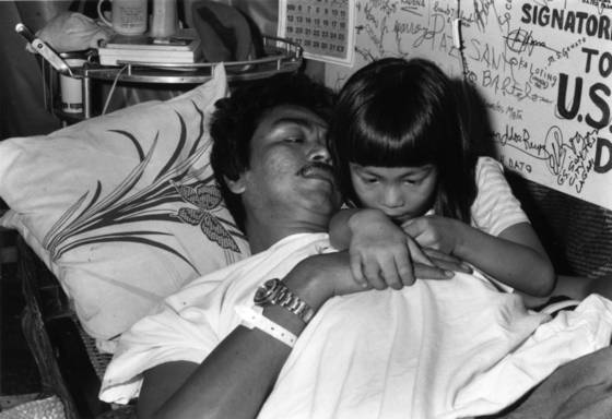 Hunger_striker_with_his_daughter