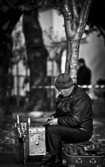 Shoe_shine_in_front_of_haghia_sophia