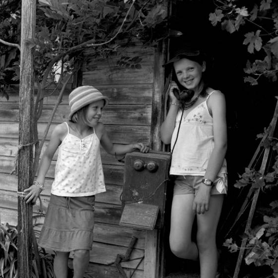 Sisters_in_conversation