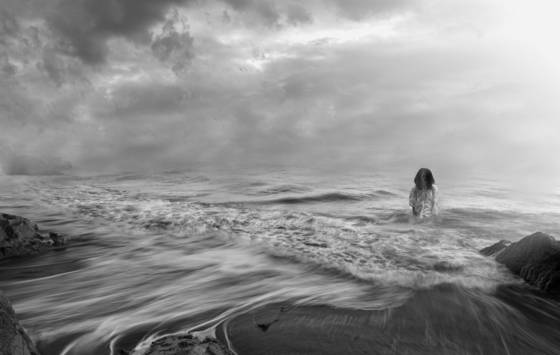 Woman_by_the_sea