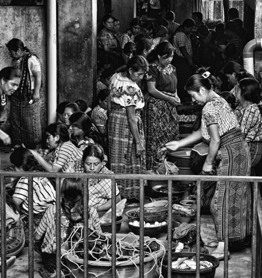 Women_in_busy_market