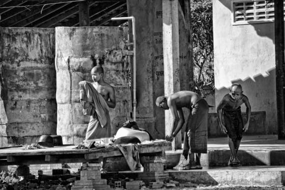 Monks_bathing