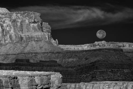 Moonset_over_island_in_the_sky