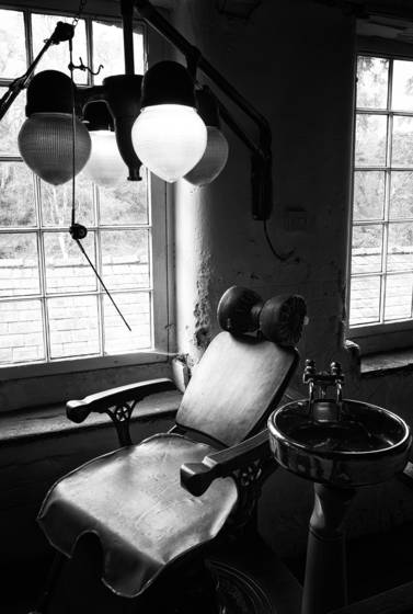 Victorian_dentist_chair_-_quary_bank_mill