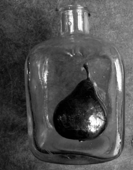 Pear_and_bottle