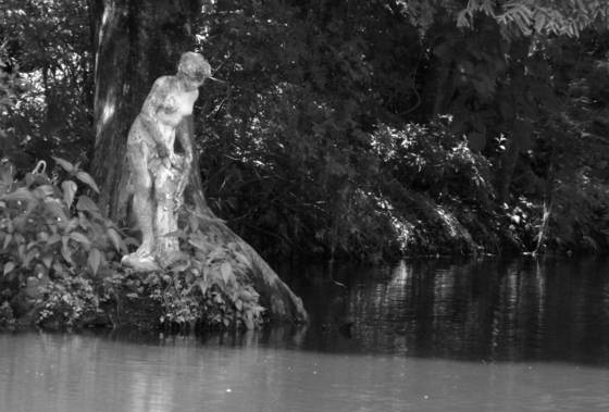 Woman_beside_the_water
