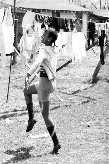 Girl_dancing_with_kite_string