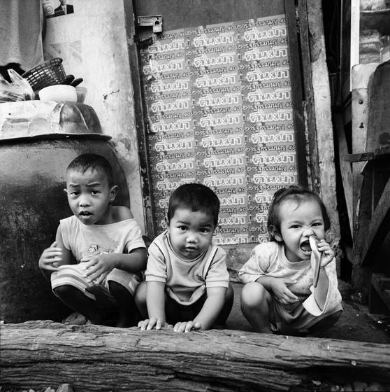 Three_children_by_the_tracks