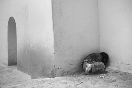 Child_in_corner