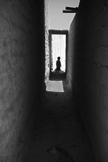 Child_in_doorway