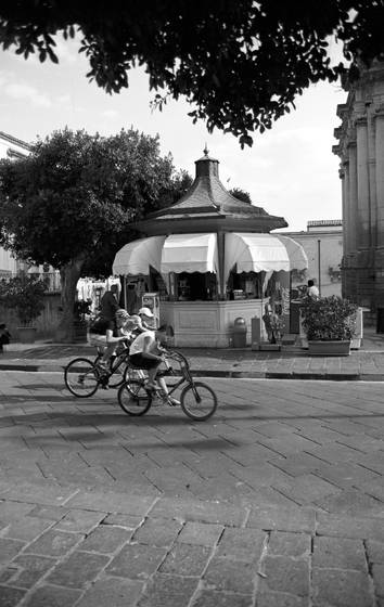 On_bicycles_at_noto