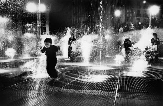 Children_in_fountain