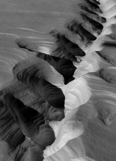 Windblown_footprints_in_the_snow