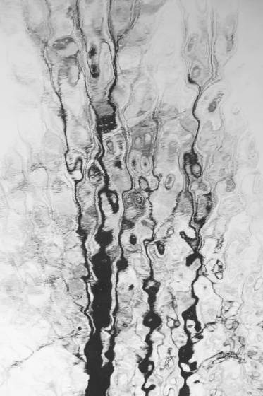 Reflection_patterns_on_water