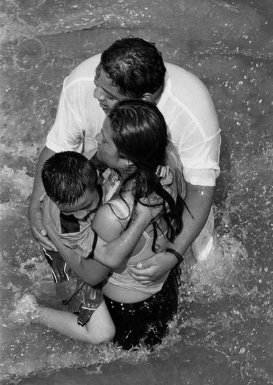 Hugging_coney_island_family