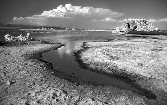 Mono_lake_and_cloud