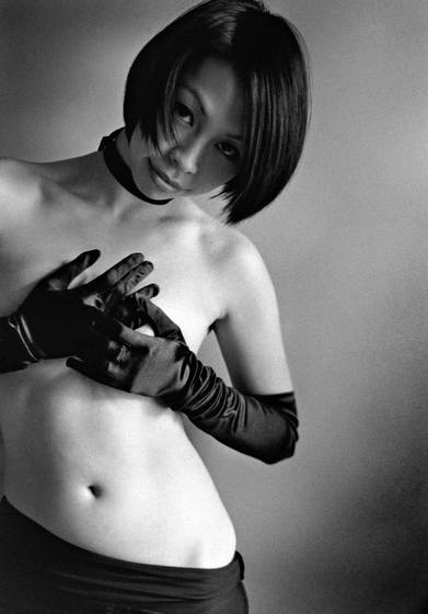 Girl_with_gloves