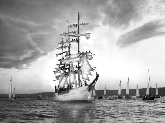 Christian_radich_setting_sail
