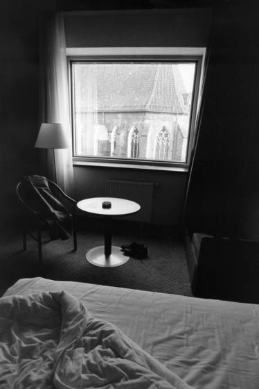 Alone_into_the_hotel_s_room