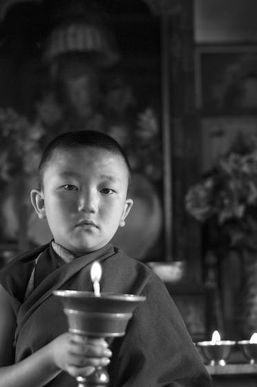 Reincarnated_tulku_with_butter_lamp