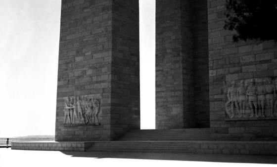 The_kid_and_the_monument