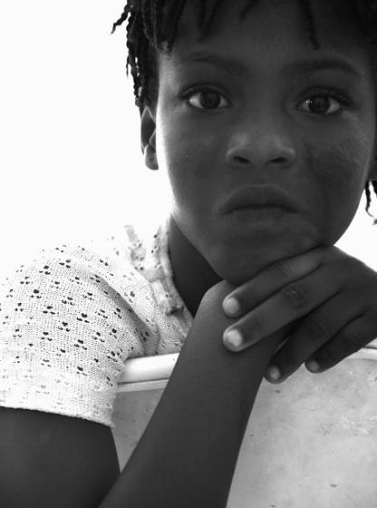 Little_girl_waiting