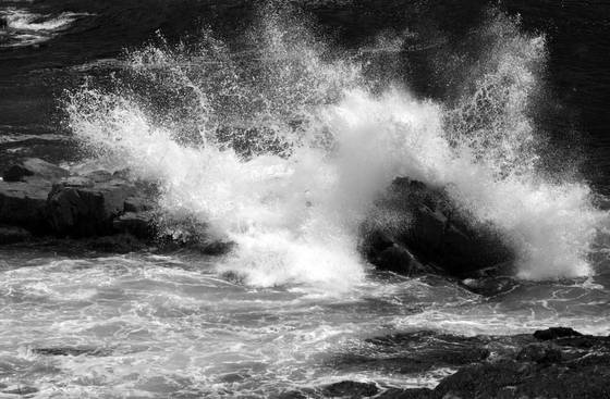 Rocks___crashing_waves_2