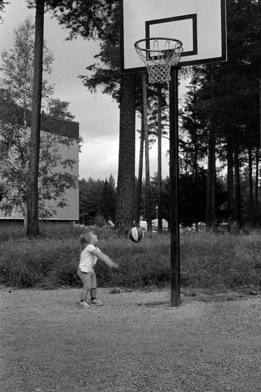 Little_girl_playing_basket