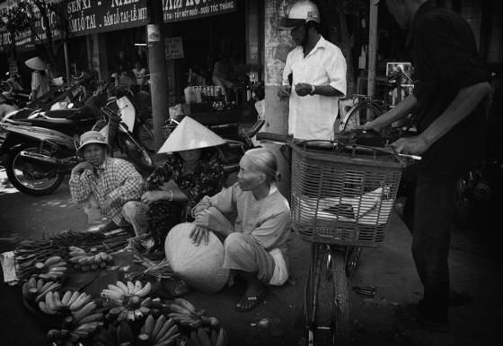 Vietnam_street_vendors_3_hue
