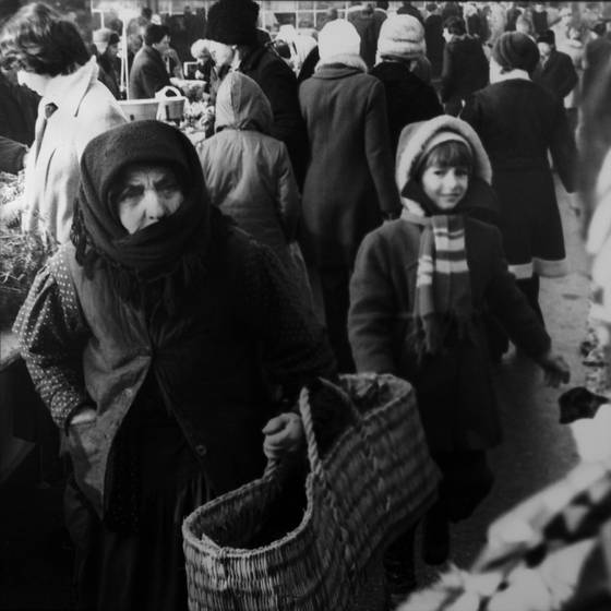 Woman_with_basket_in_piata_unirii