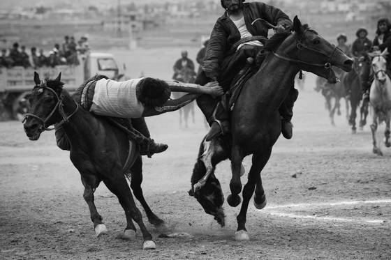 Buzkishi_attempting_the_steal
