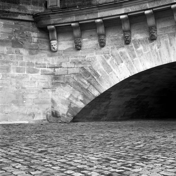 Faces_under_the_bridge