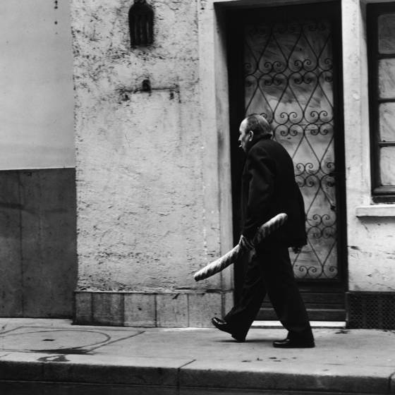 Man_with_baguette