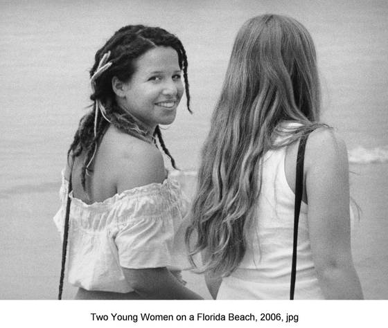 Two_girls_on_florida_beach