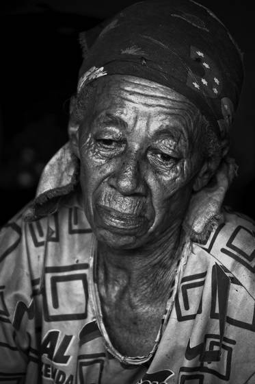 Woman_with_flies