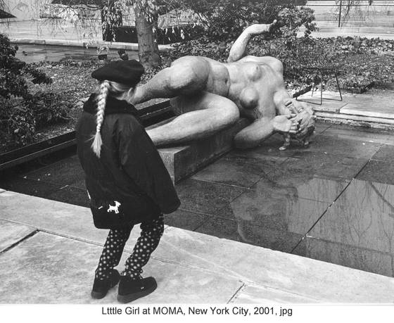 Little_girl_and_statue_at_moma