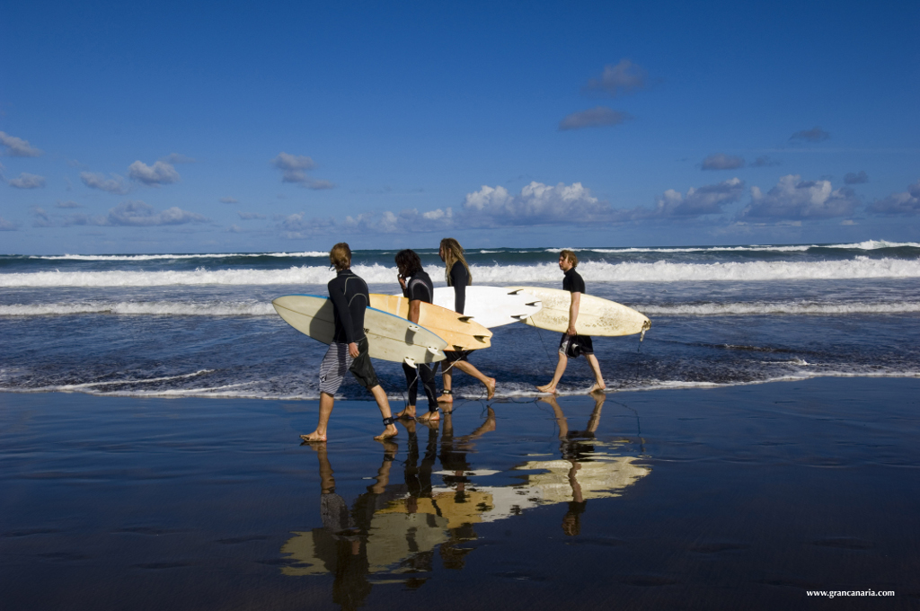 Surferos en Las Canteras
