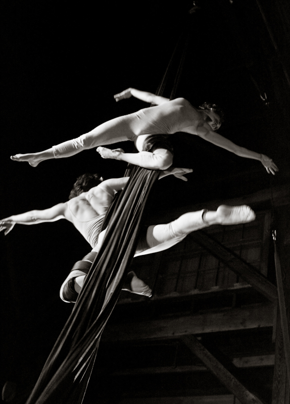 http://s3.amazonaws.com/bellinghamcircusguild-production/images/15/shan_and_jen2_dec09.jpg