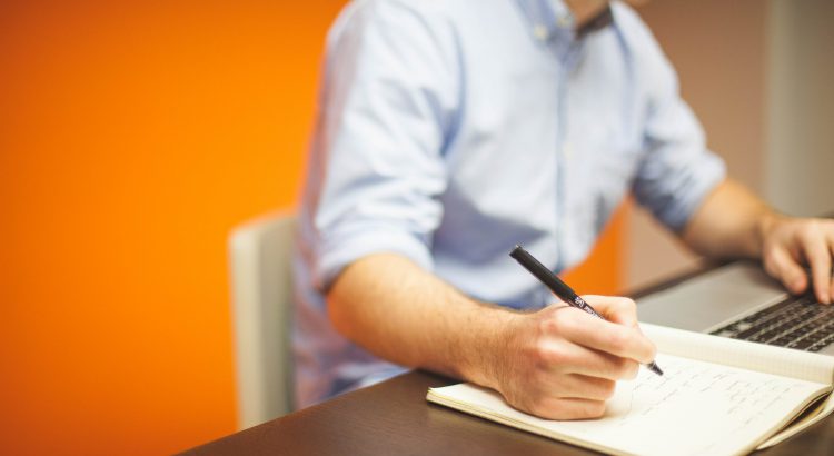programador pesquisando certificações de ti