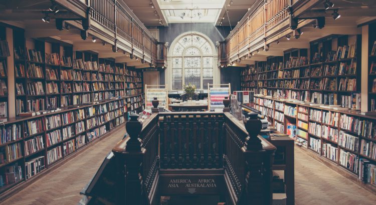 biblioteca com muitas estantes