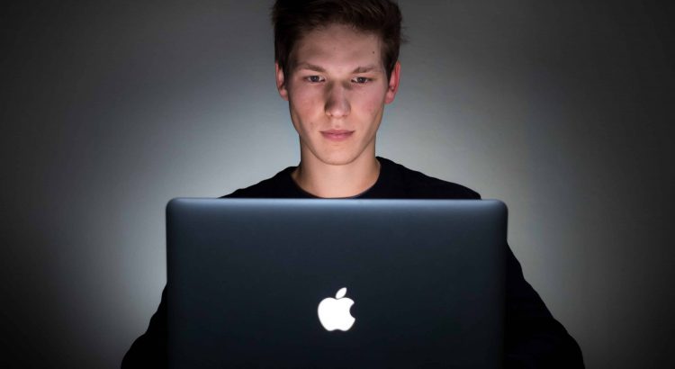 programador usando um imac