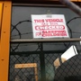 Schild an Schulbussen