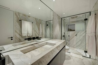 BATHROOM PORT AFT VIP