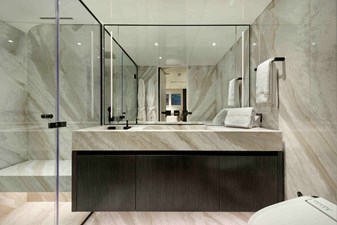 BATHROOM PORT AFT VIP