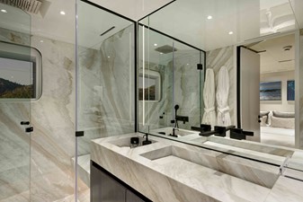 BATHROOM PORT AFT VIP